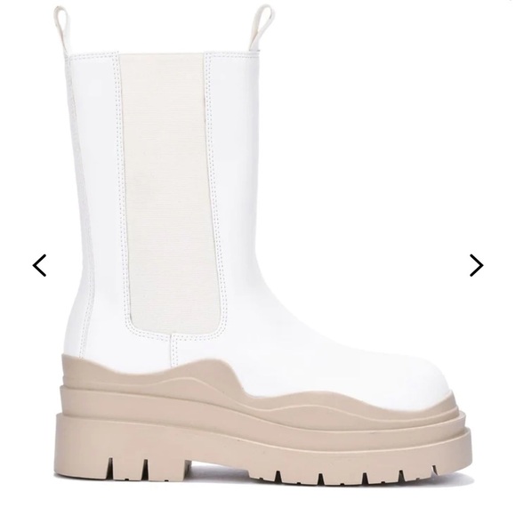 white and tan color by CAPE ROBBIN
square round toe
snow booties
platform
lug - Picture 14 of 14